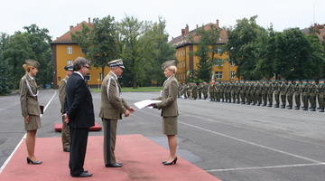 Rozdanie dyplomów we współpracującej z Wydziałem Wyższej Szkole Oficerskiej Wojsk Lądowych 2010